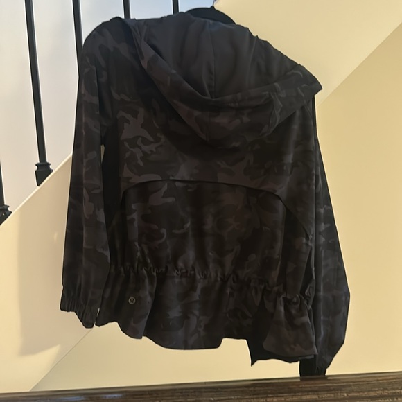 Grey lululemon rain jacket size 8-10 - Picture 3 of 9